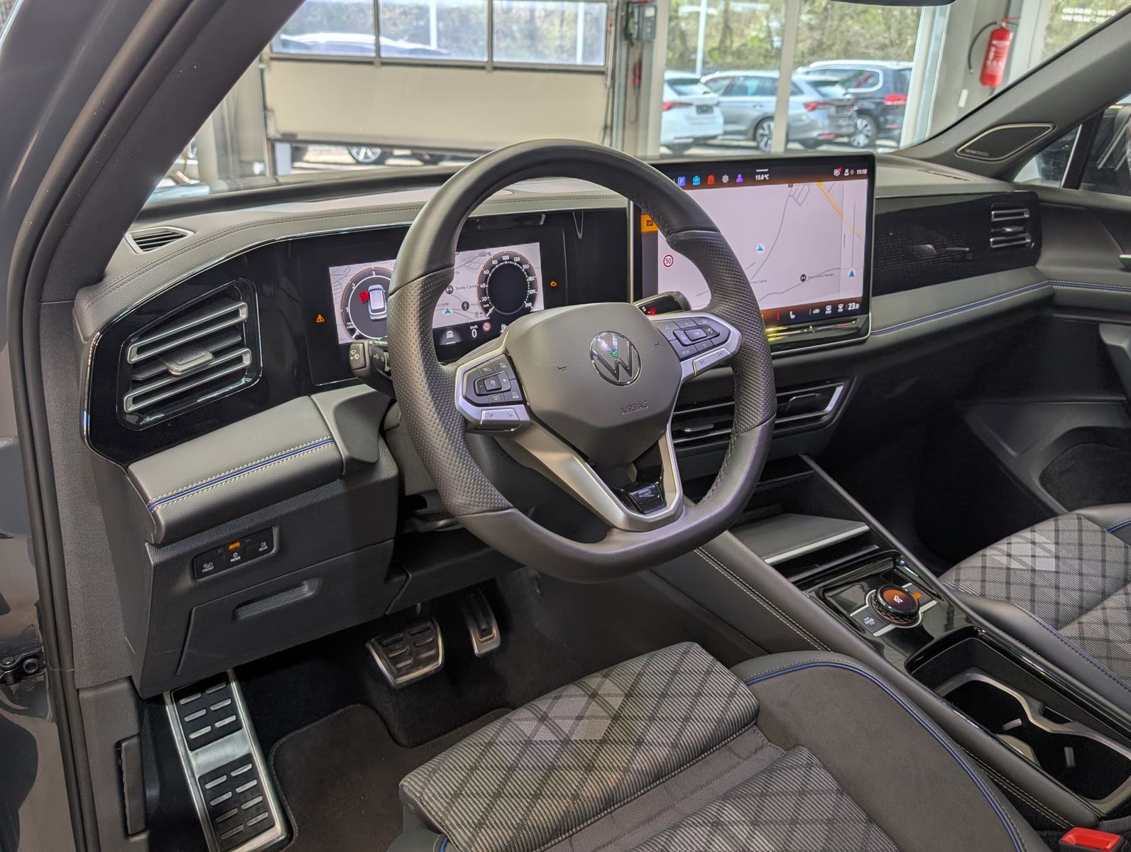 Photo du véhicule Volkswagen Tiguan 2.0TDI R-Line 4M Pano Black AHK Matrix 20