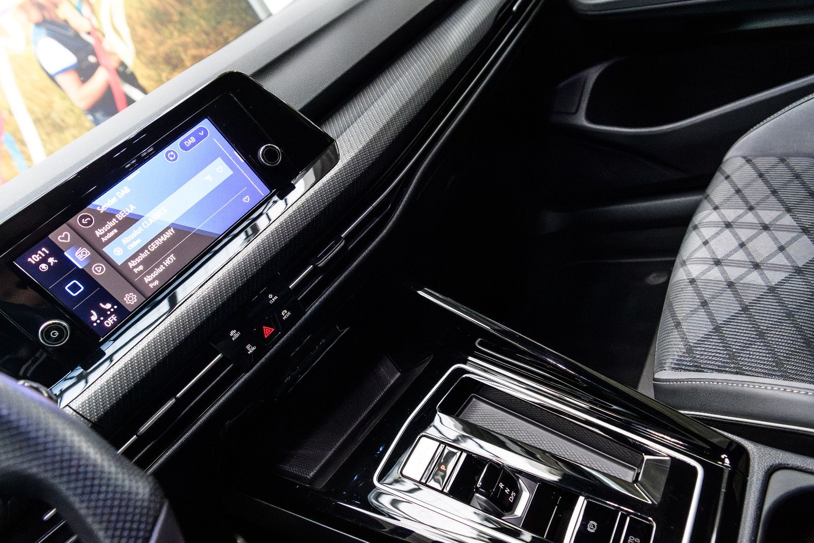 Fahrzeugabbildung Volkswagen Golf VIII R-Line 1.5 eTSI LED+APP+SHZ+18"