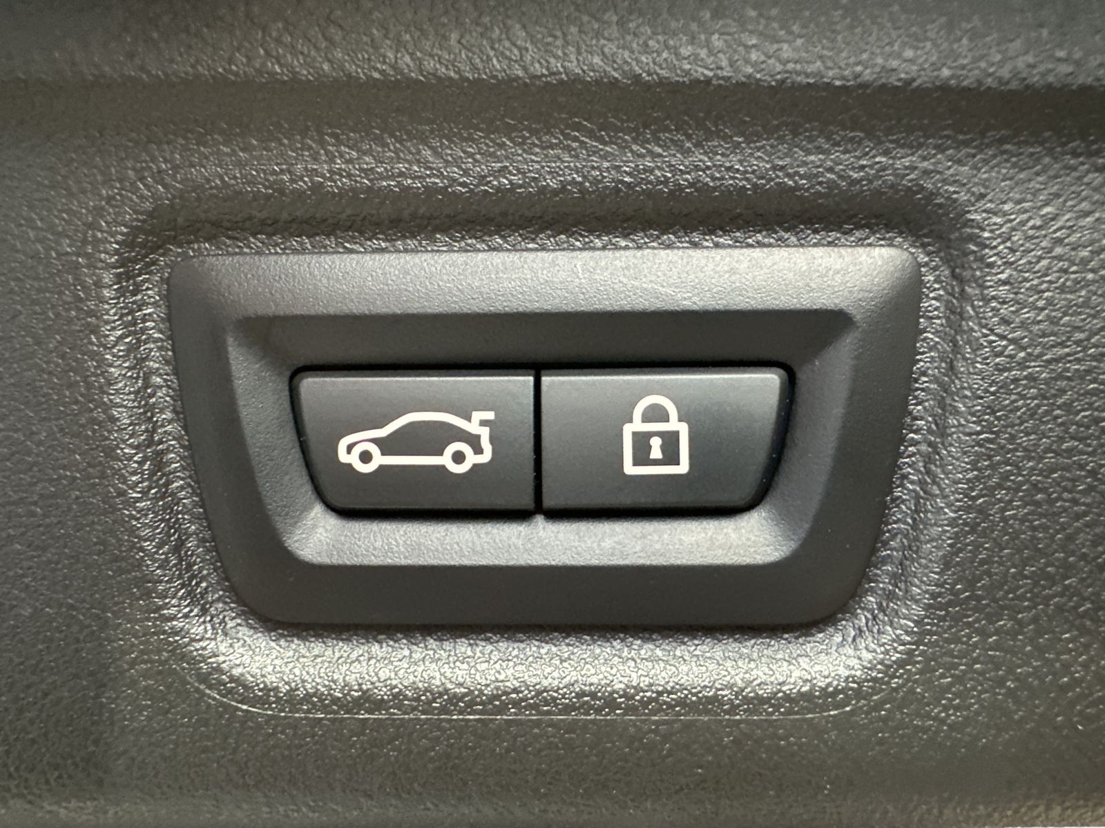 Fahrzeugabbildung BMW 320e Touring M-Sport NAV+LASER+HEAD-UP+KAMERA+VC