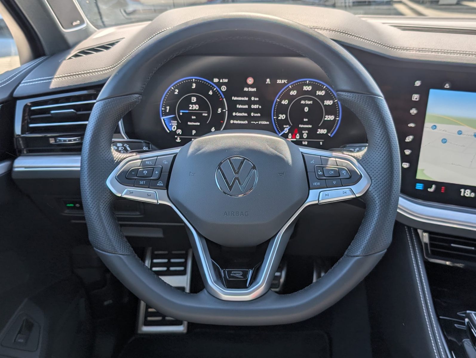 Fahrzeugabbildung Volkswagen Touareg 3.0TDI 4M R-Line VOLL Black 22" UPE 114T