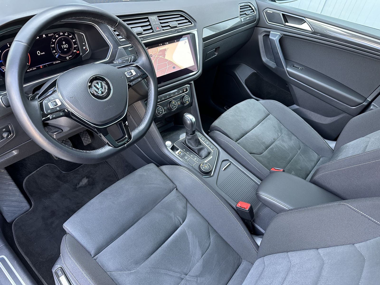 Fahrzeugabbildung Volkswagen Tiguan Allspace 2.0 TDI 4M HL NAV+LED+AHK+PANORA