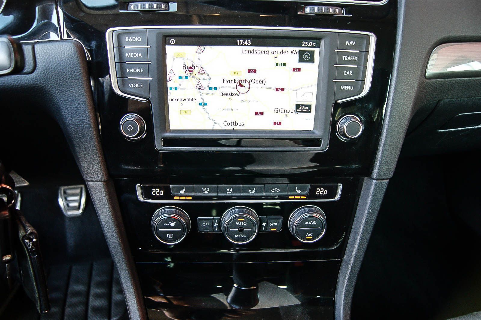 Fahrzeugabbildung Volkswagen Golf VII Allstar 16TDI NAVIGATION SIHZG TEMPOMAT
