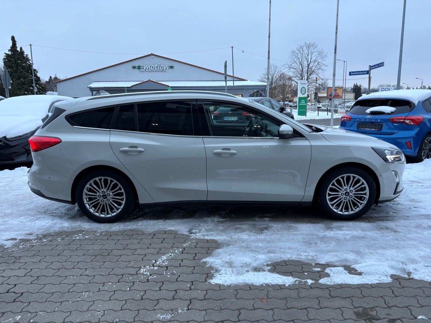 Fahrzeugabbildung Ford Focus Turnier Titanium VerkehrszeichenERK Kamera