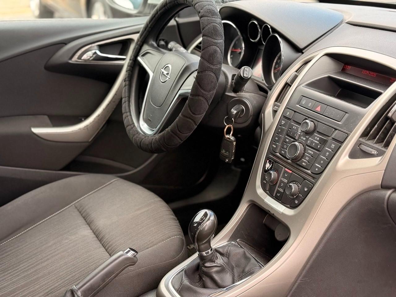 Opel Astra 2012 — photo 10
