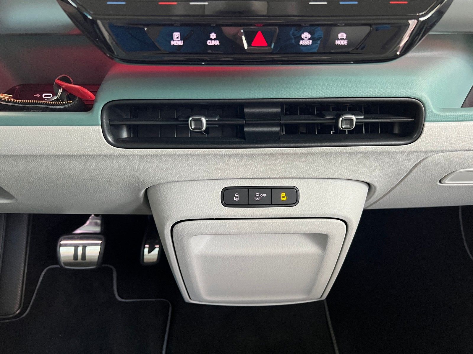 Fahrzeugabbildung Volkswagen ID.Buzz Pro 150 KW +AHK + Kamera + Navi + Design - mit KI generiert/bearbeitet