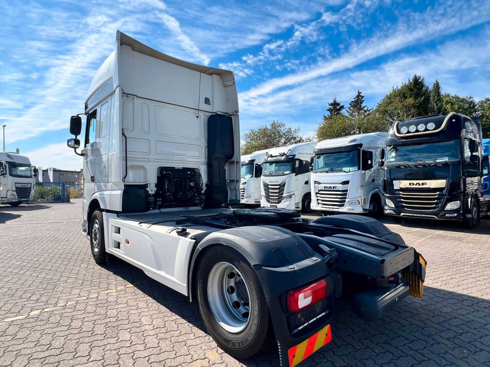 Fahrzeugabbildung DAF 2 Stück XF 530 FT mit Intarder
