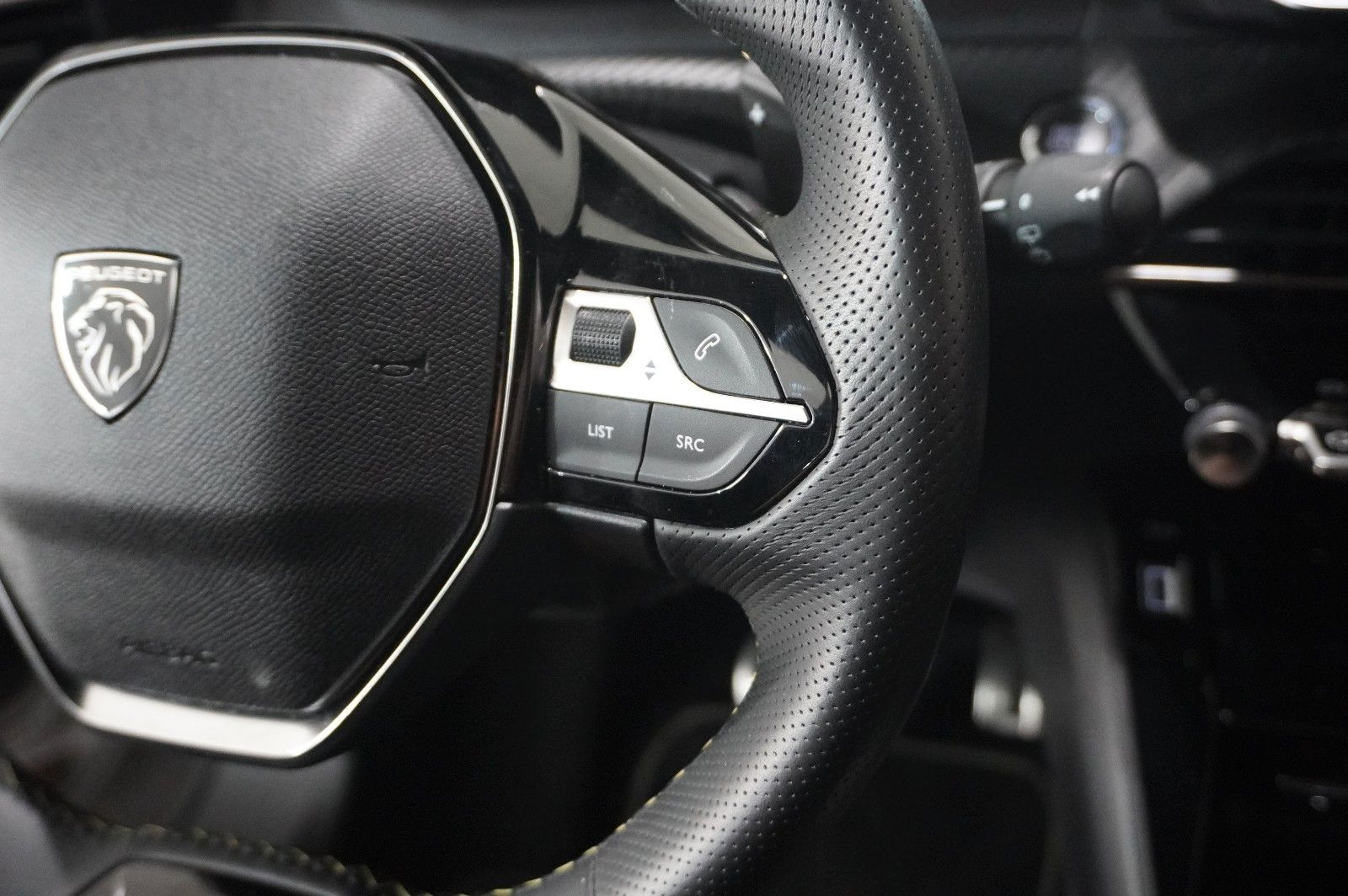 Fahrzeugabbildung Peugeot 2008 1.2 HYBRID GT E-DSC NAVI/LED/KAMERA/SPORT