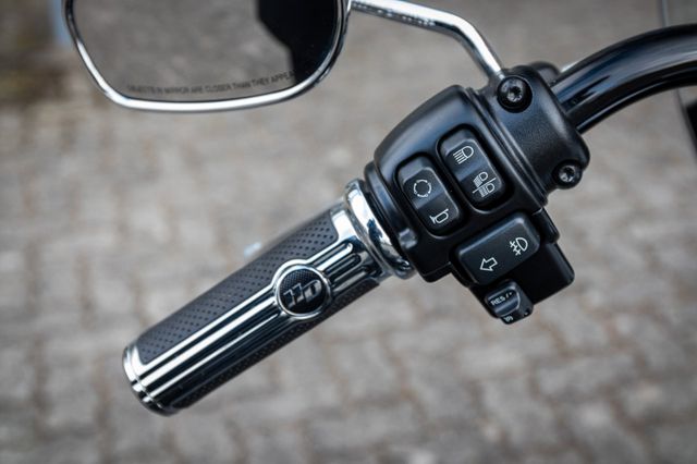 Fahrzeugabbildung Harley-Davidson Softail Heritage 114 FLHCS - DEFIANCE KOLLEKTION