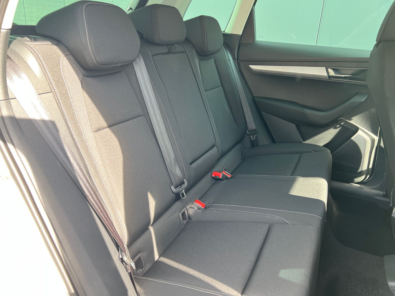 Fahrzeugabbildung SKODA Karoq Selection 1.5 TSI DSG *AHK, LED, ACC, 18"L