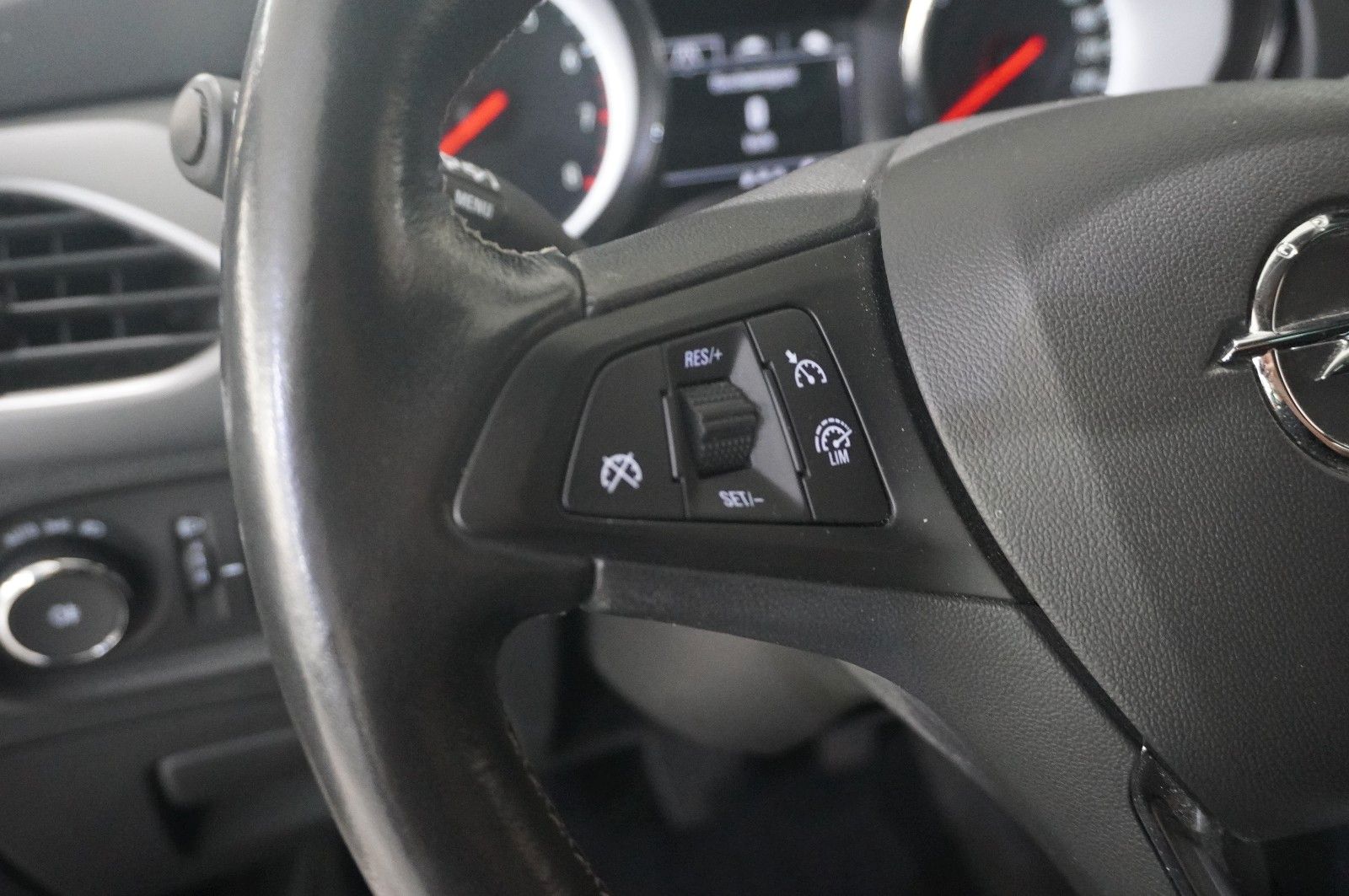 Fahrzeugabbildung Opel Astra K ST 1.2T EDITION NAVI/LED/KAMERA/SHZ/AHK