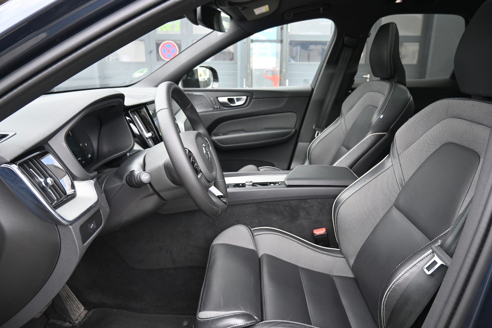 Fahrzeugabbildung Volvo XC60 B4D Plus Dark*LED*PANO*STHZ*360*H&K*BLIS