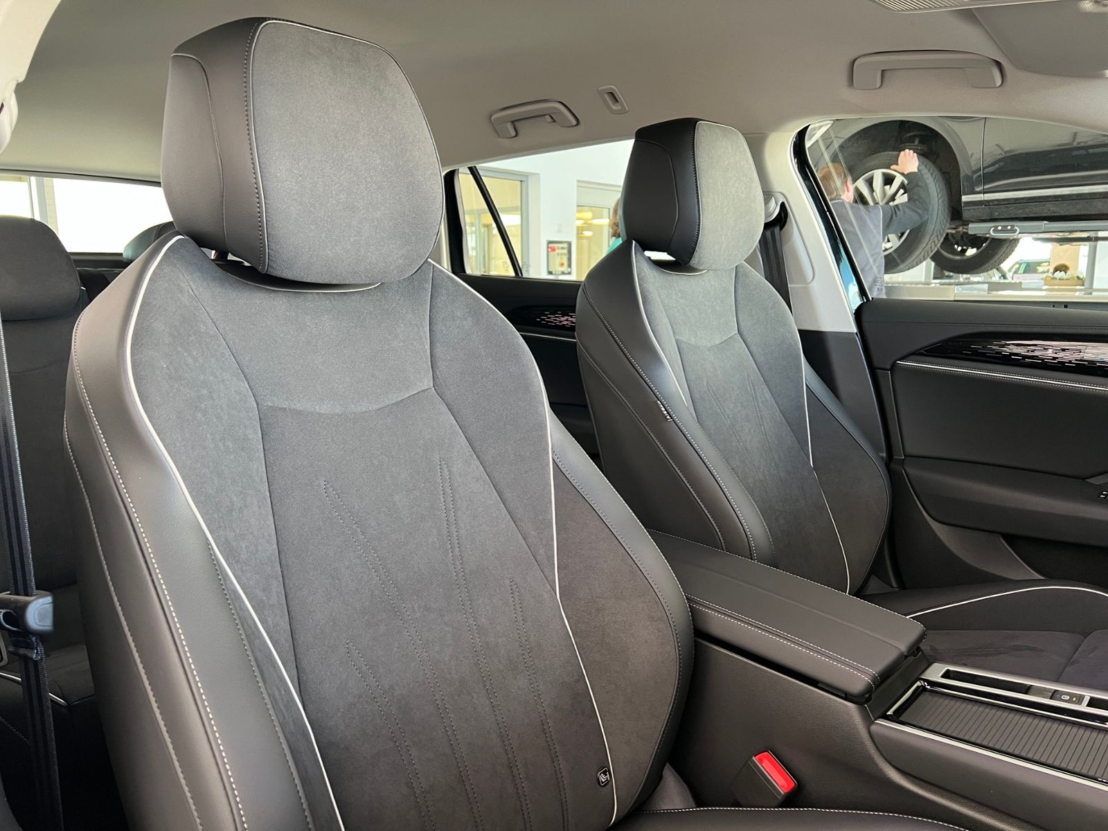 Fahrzeugabbildung Volkswagen Passat Variant Elegance 1.5 eTSI DSG *IQ.Light,