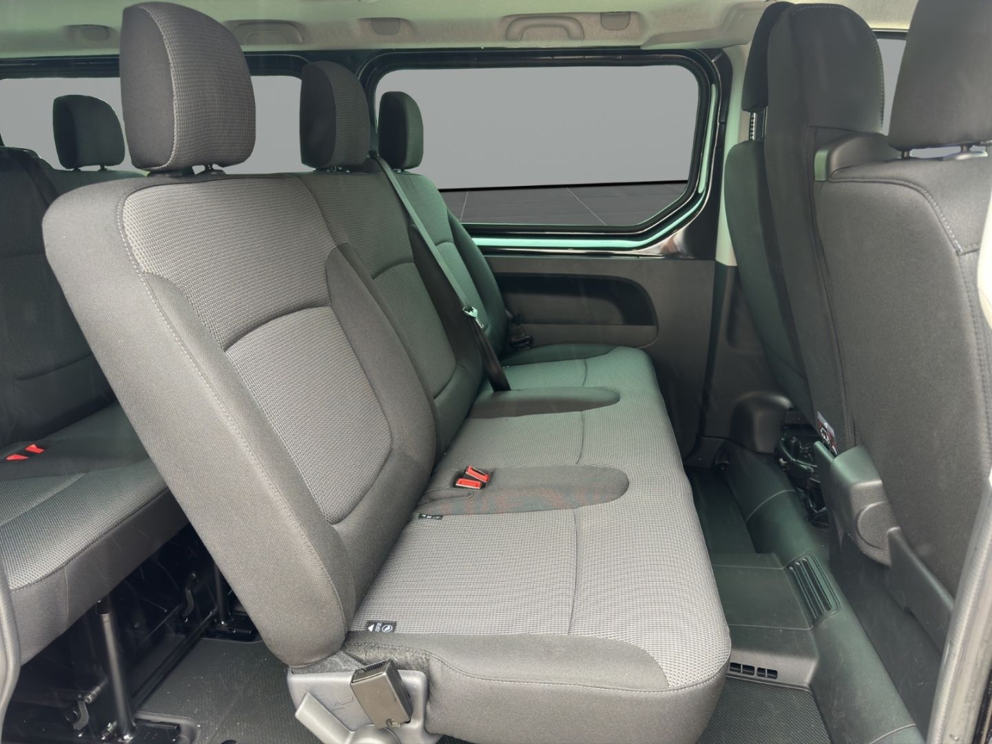 Fahrzeugabbildung Renault Trafic Combi L2H1 3,0t EQUILIBRE 2.0 BLUE dCi 15
