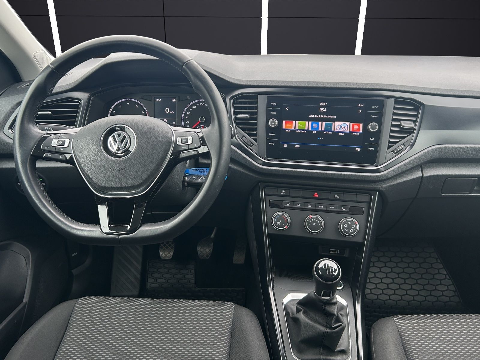 Fahrzeugabbildung Volkswagen T-Roc TSI ACC PDC SH LM