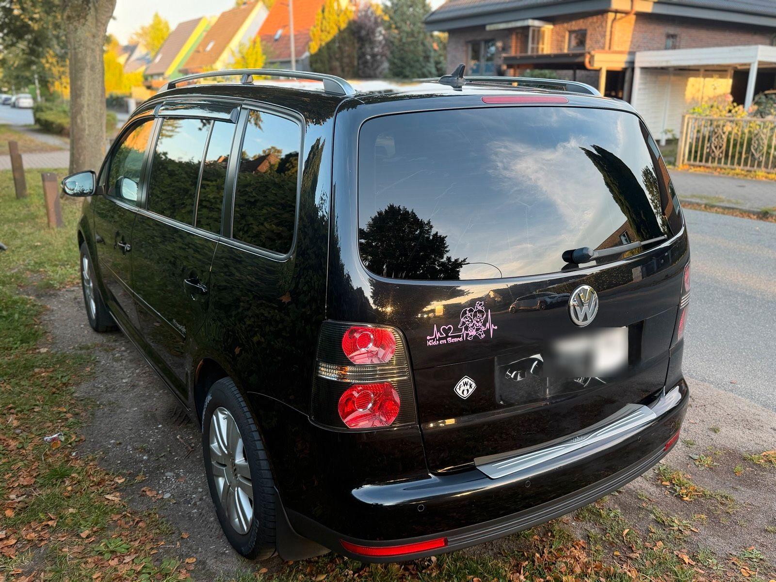 Volkswagen Touran 2009 — rear view