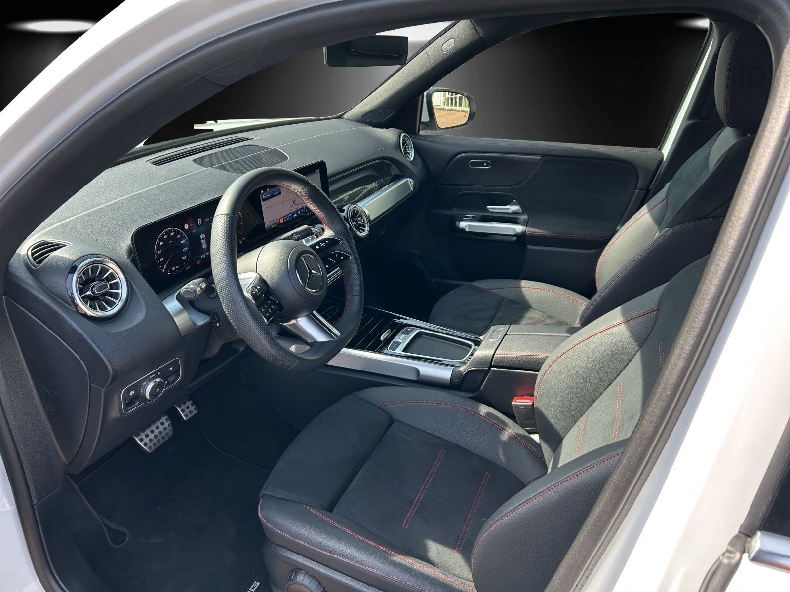 Fahrzeugabbildung Mercedes-Benz GLB 250 4M AMG Premium DISTRO KeyGo AHK 360°MLED