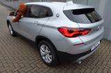 BMW X2 sDrive 18 i Advantage Plus - silberne BMW X2