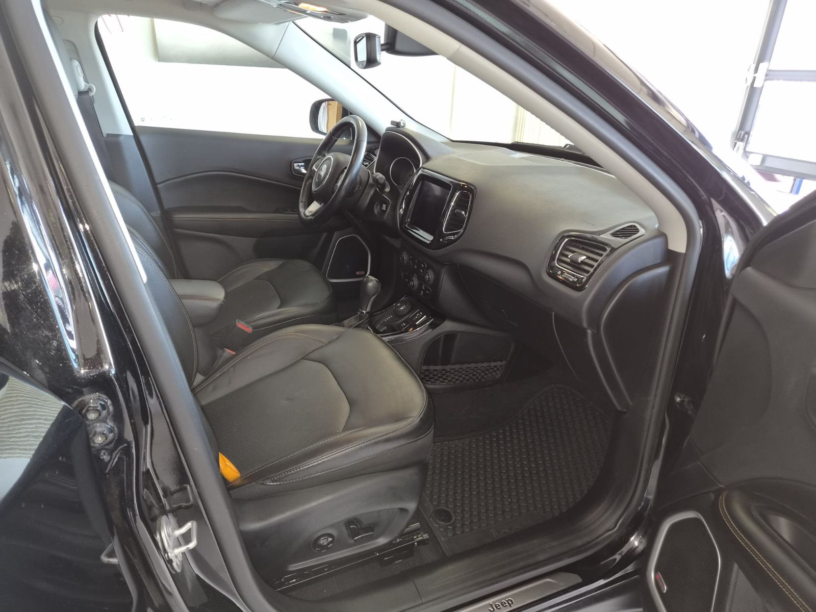 Fahrzeugabbildung Jeep Compass Limited 4WD / LED / NAVI / LEDER
