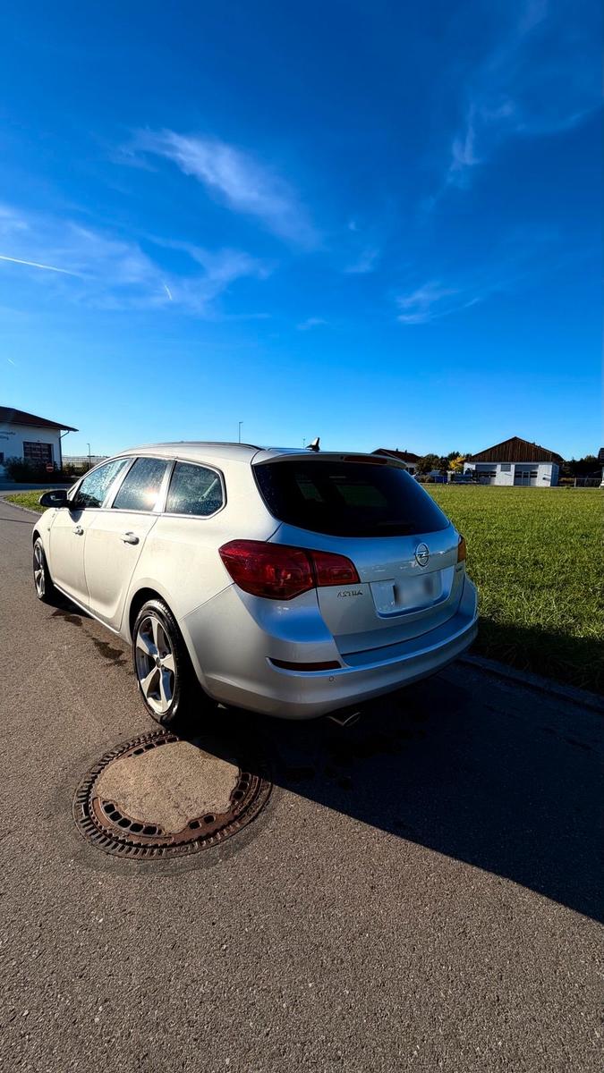 Opel Astra 2011 — photo 7