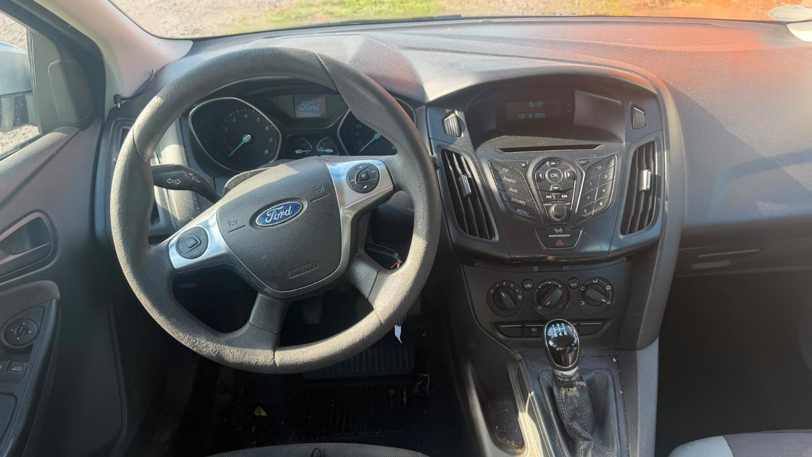 Ford Focus 2013 — interior