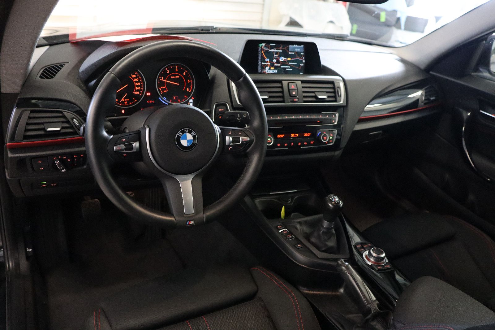 Fahrzeugabbildung BMW 118d xDrive Sport Line Navi PDC SHZ Tempomat