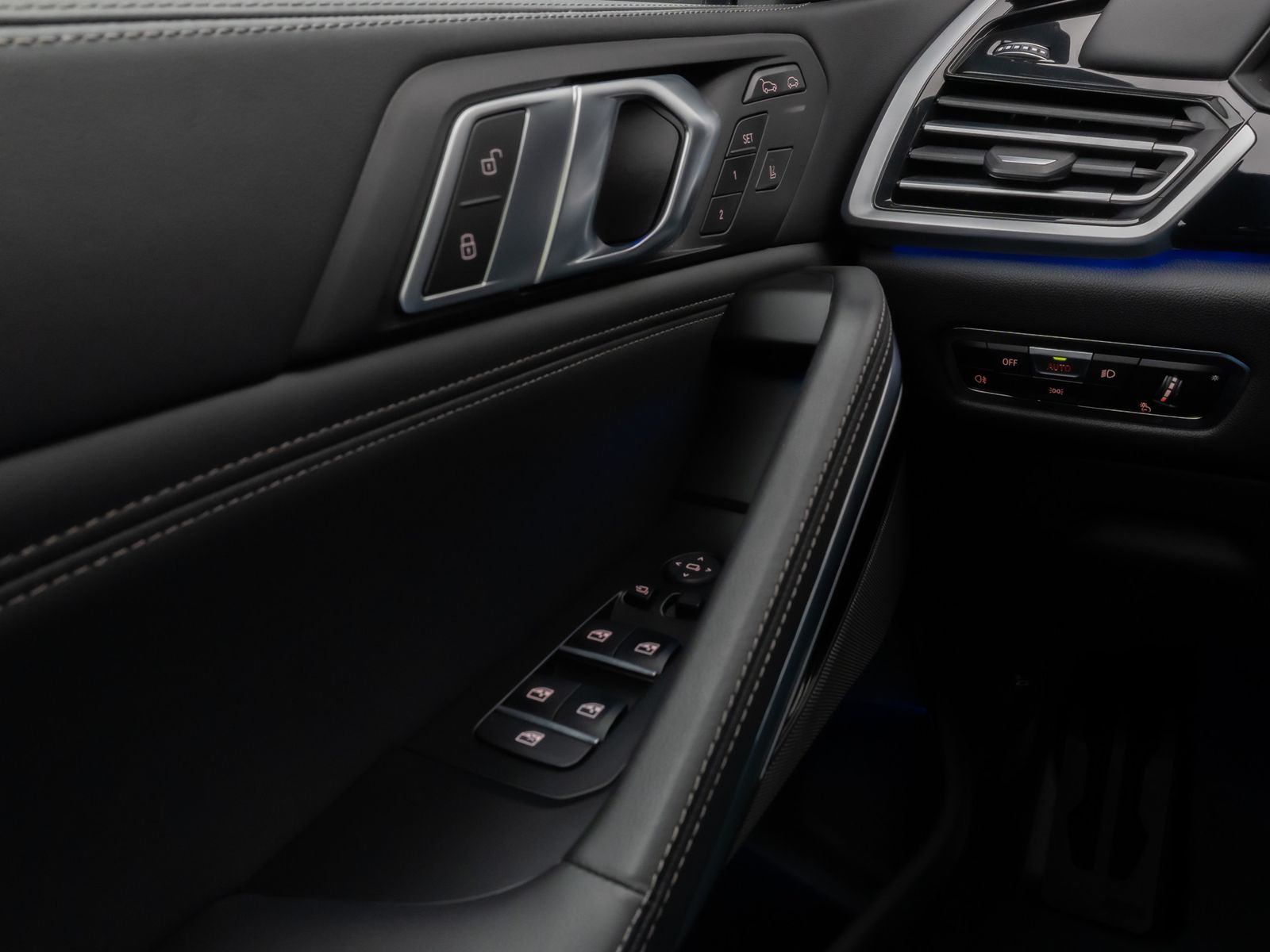 Fahrzeugabbildung BMW X6 xD40d M Sport Panorama 360°Laser HUD DAB H/K