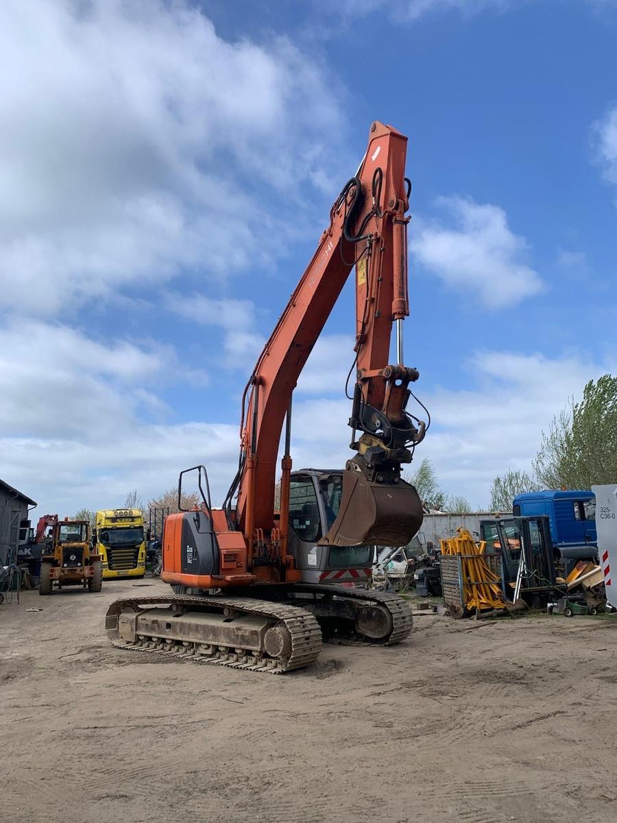 Hitachi ZX225US