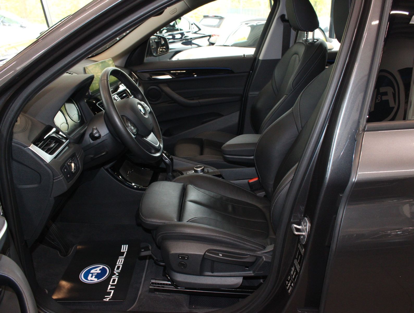 Fahrzeugabbildung BMW X1 xDrive 20 i Sport Line 1. Hand*Pano*HUD*TOP