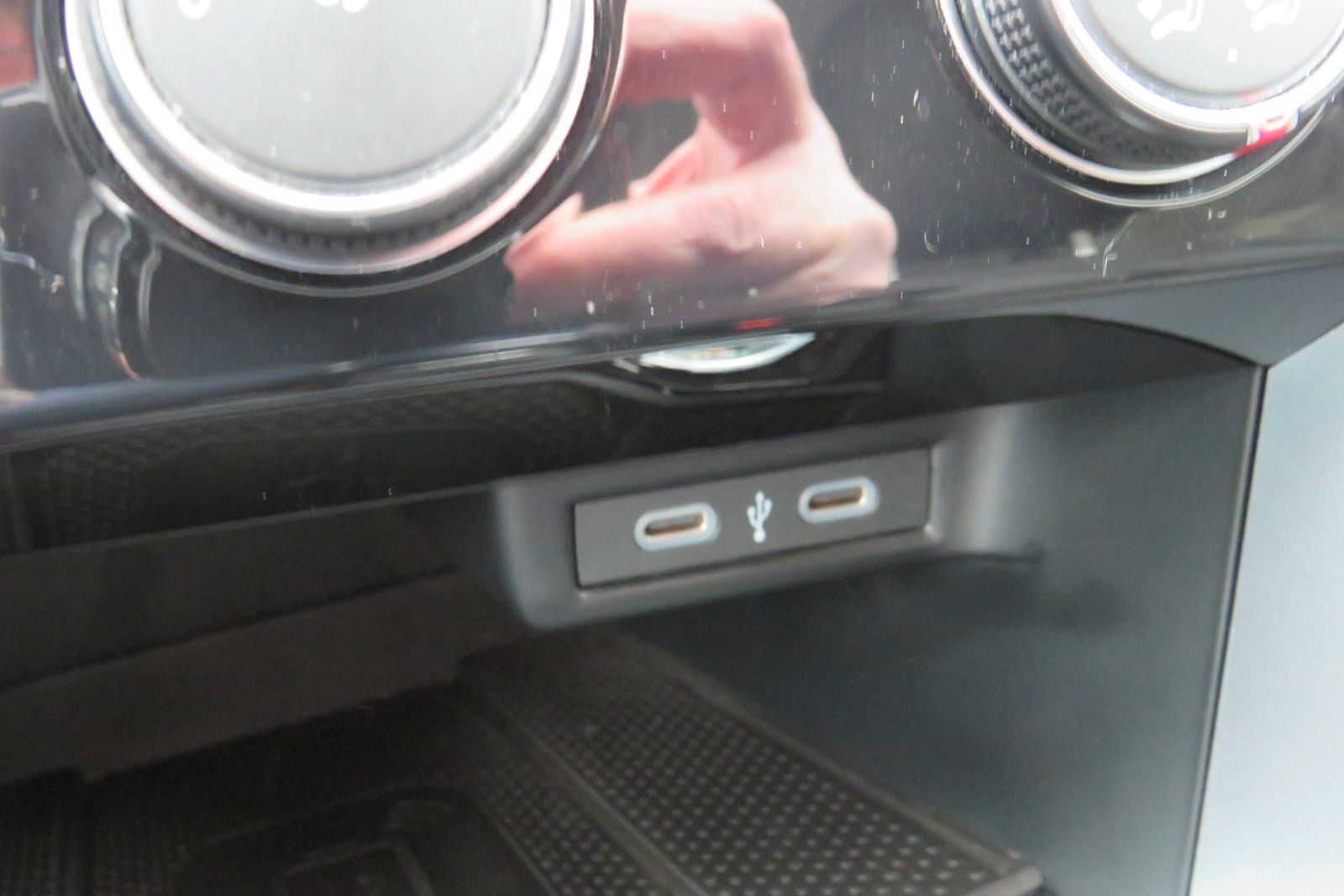 Fahrzeugabbildung Volkswagen T-Roc Life AHK ACC SITZH GJ NAVI APP 1.HD