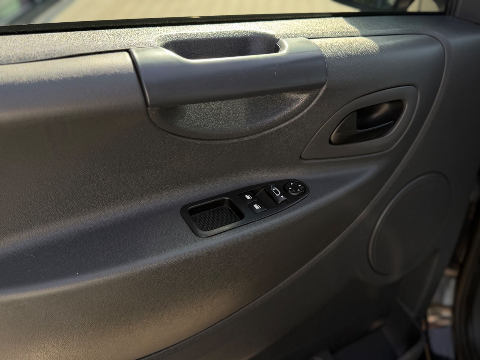 Proace L2H1 Comfort 2.0 6-Sitzer Rollstuhl Rampe