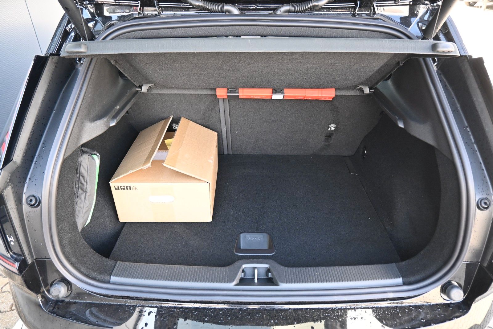 Fahrzeugabbildung Volvo EX30 Single Motor Extended Range Black Edt Ultra