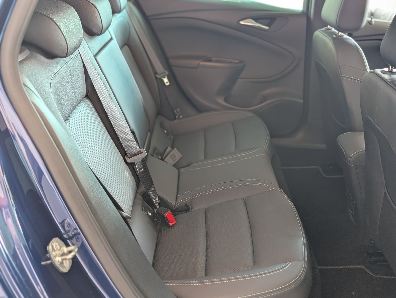 Fahrzeugabbildung Opel Astra Elegance PANORAMA LEDER MASSAGE MEMO 18"