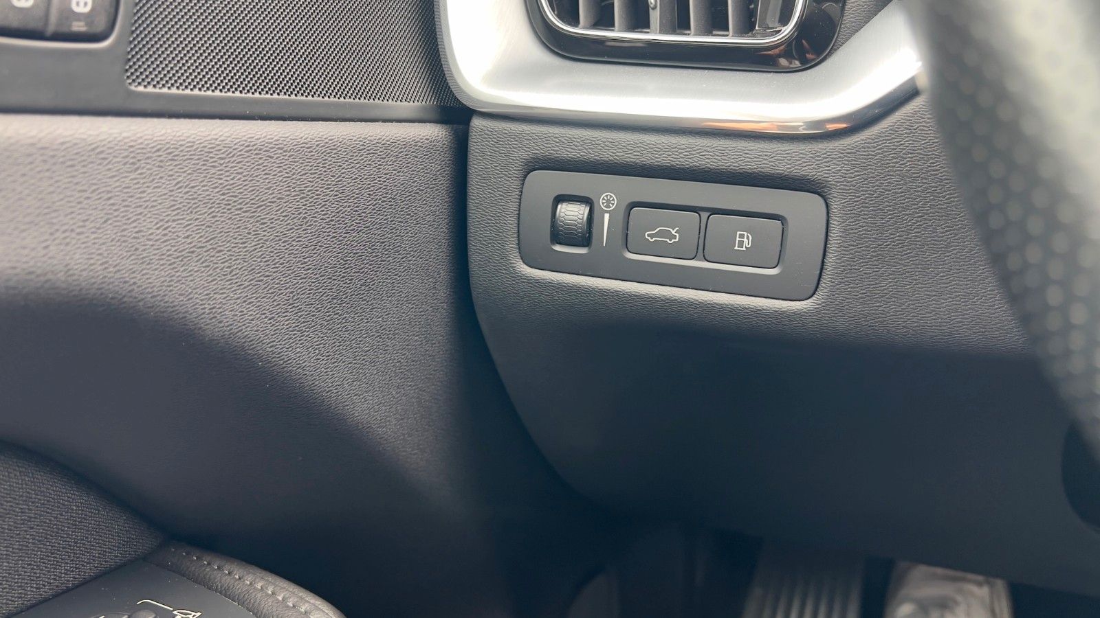 Fahrzeugabbildung Volvo XC60 T8 AWD *LUFT*STHZG*AHK*4x Sitzhzg*22Zoll*