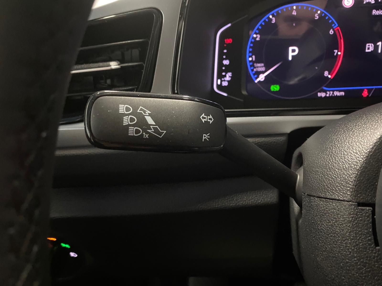 Fahrzeugabbildung Volkswagen T-Roc 1.5 TSI DSG LIFE+ACC+AHK+BHZ Lenkrad+RFK++