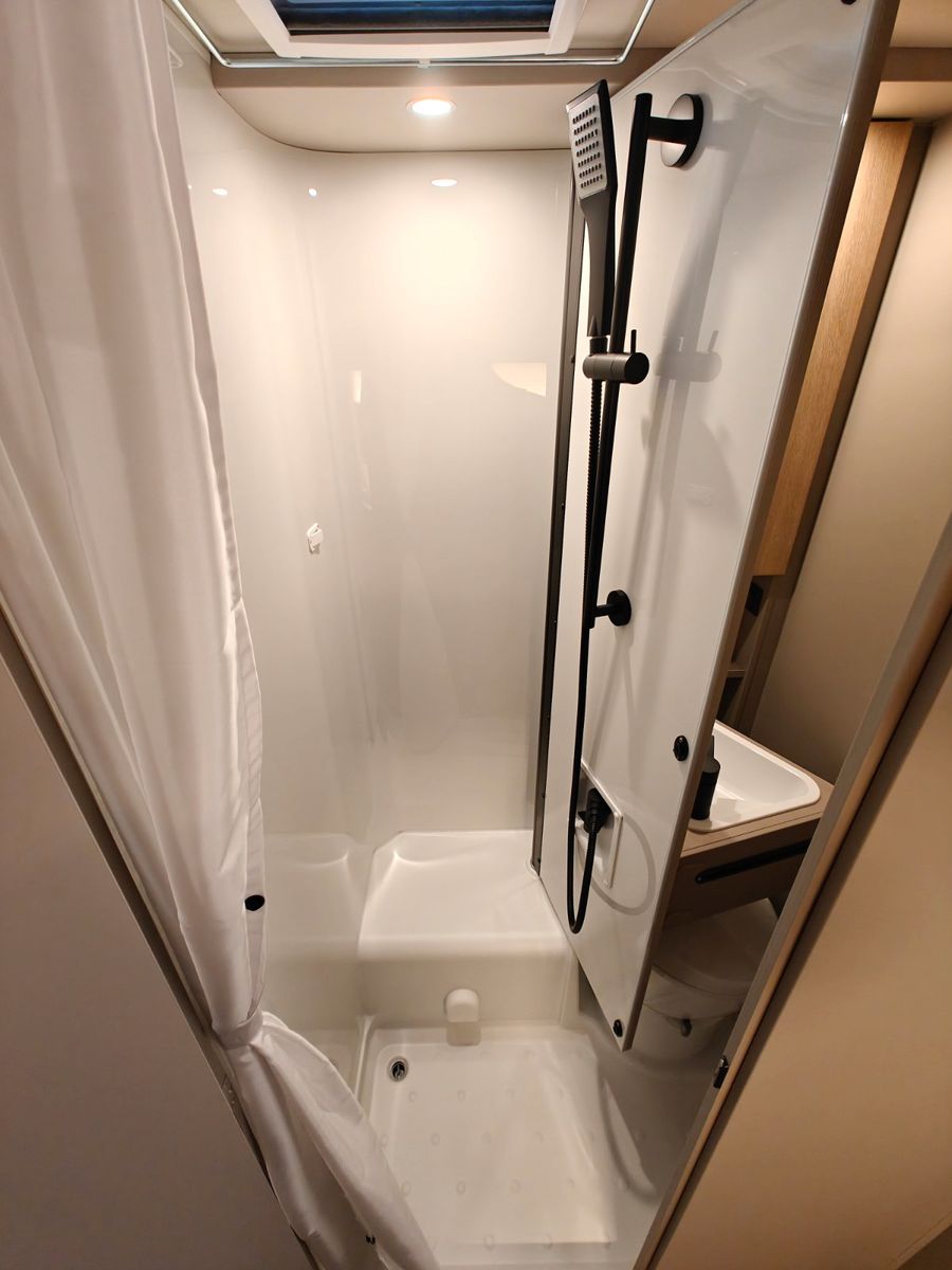 Fahrzeugabbildung LMC Tracer V 670 - Tracer Van Paket, 140PS, MJ2026 -