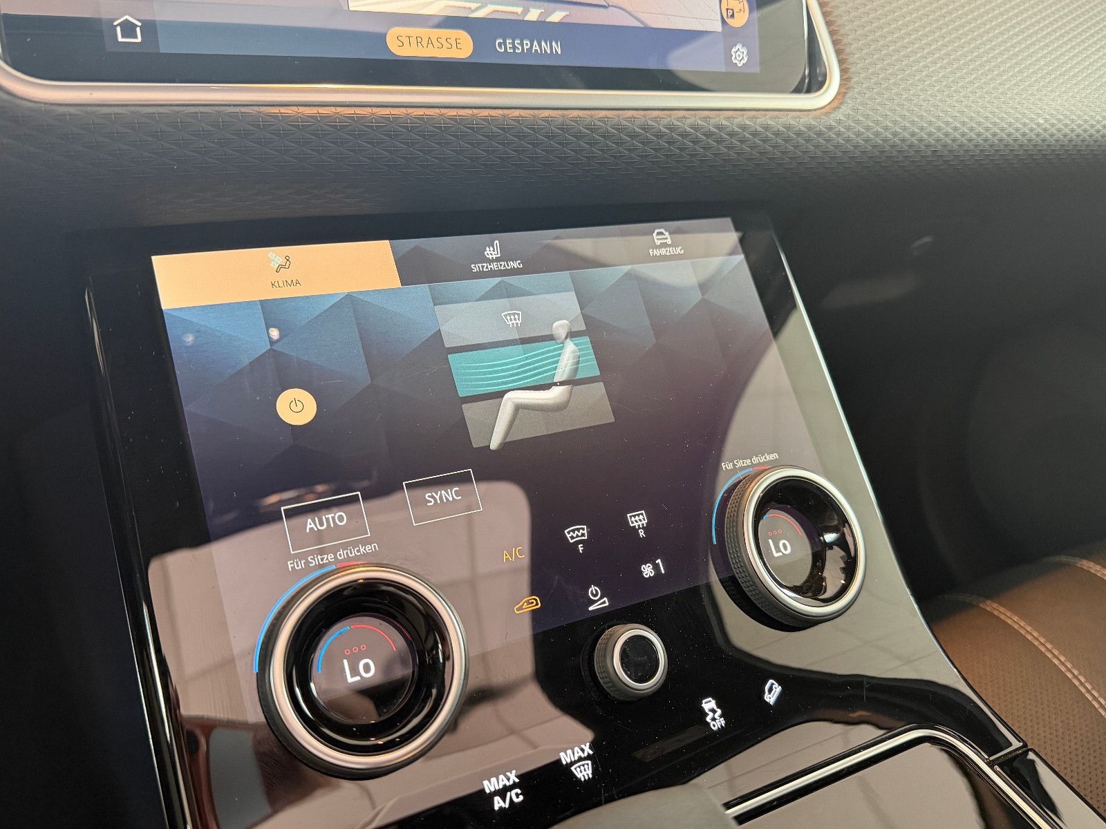 Fahrzeugabbildung Land Rover Range Rover Velar Hybrid S P400e /PANO/MERIDIAN/