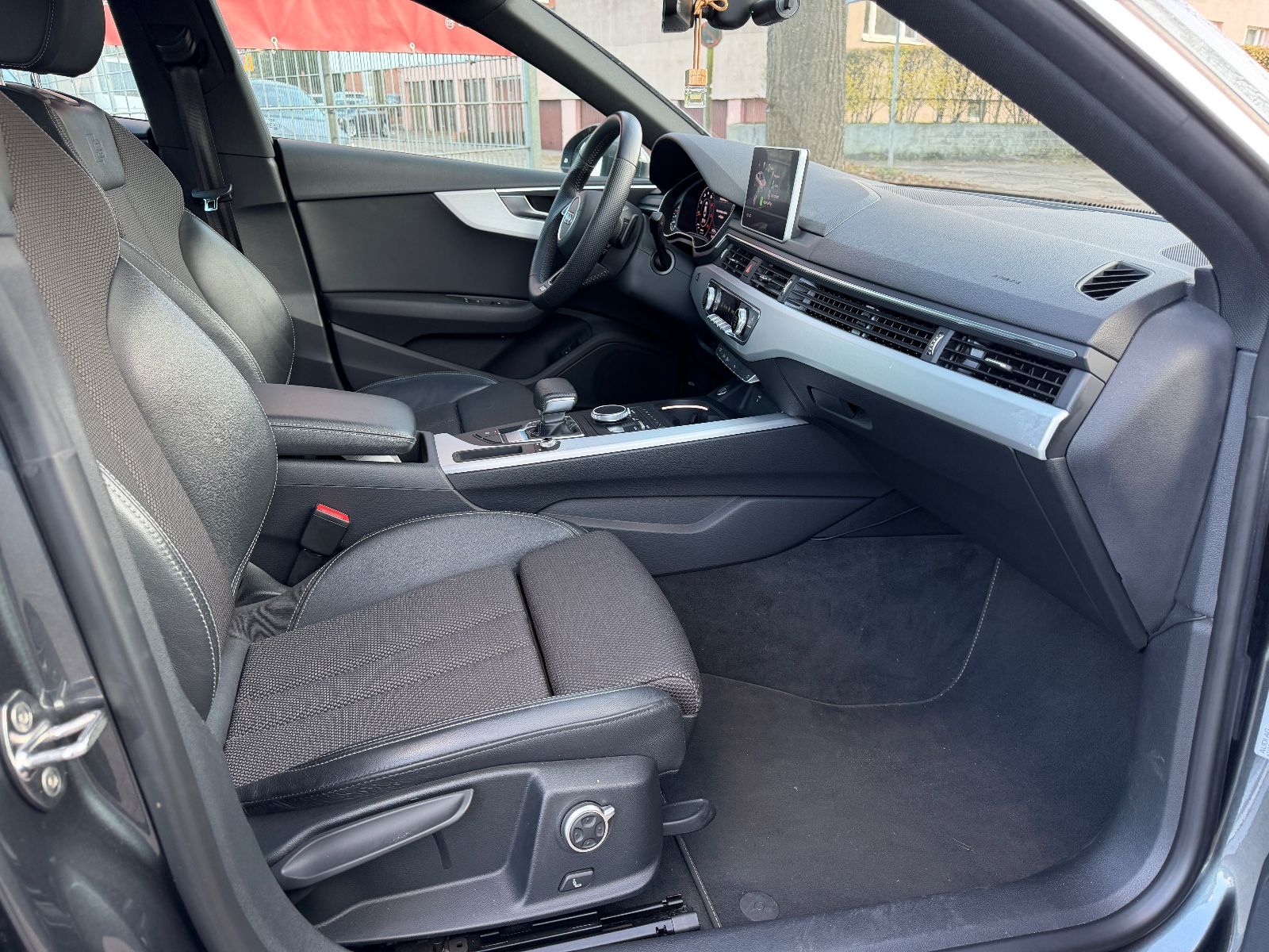 Fahrzeugabbildung Audi A5 Sportback 35 TFSI S-LINE*LED*TEMPO*KAMERA*PDC