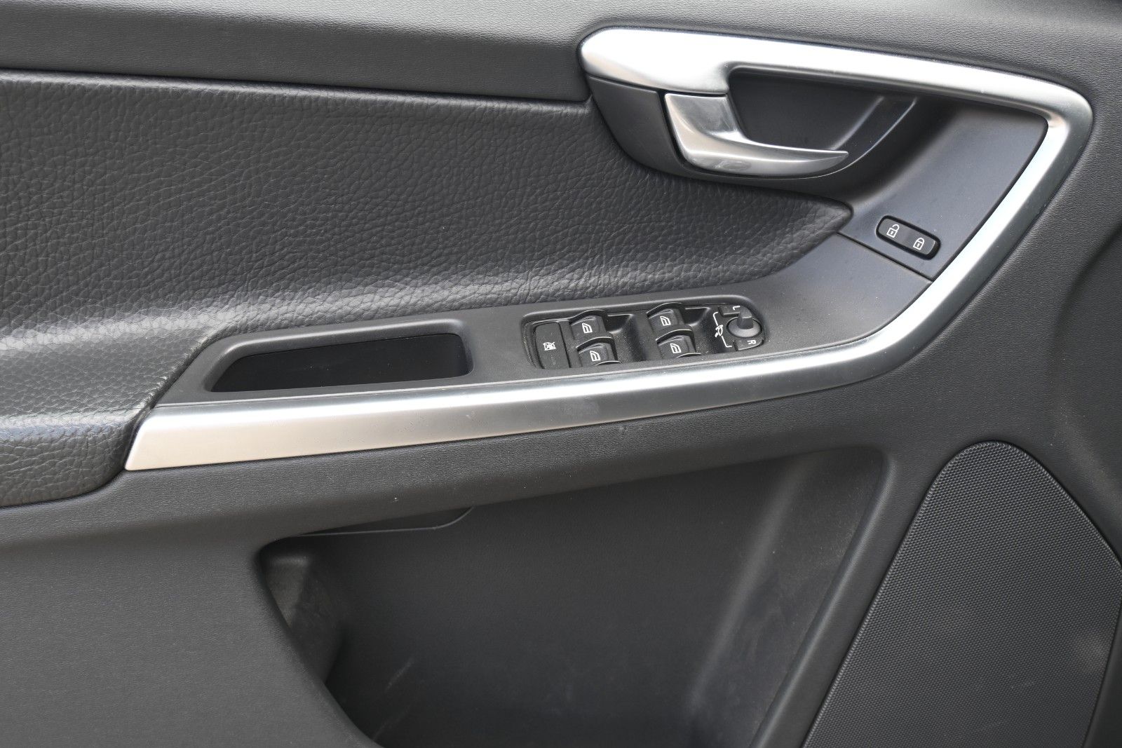 Fahrzeugabbildung Volvo XC60 2.4D Summum Drive*BiXenon*PDC*CD*Servo*USB