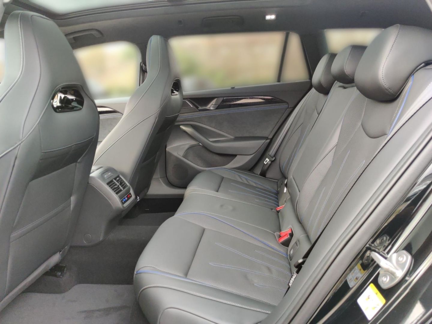 Volkswagen Passat R-Line 1.5 eHybrid DSG Navi foto 11