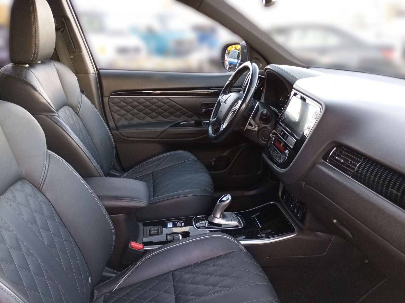 Fahrzeugabbildung Mitsubishi Outlander Plug-in Hybrid Intro 2.4 4WD AHK WR