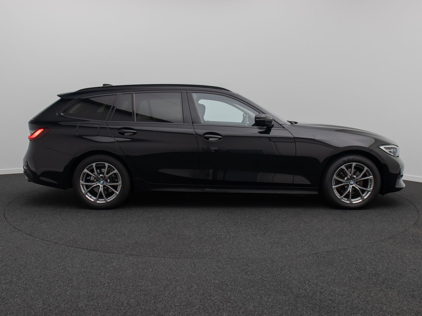 Fahrzeugabbildung BMW 320d Sport Line DAB Alarm PDC GeschwindigReg 17"