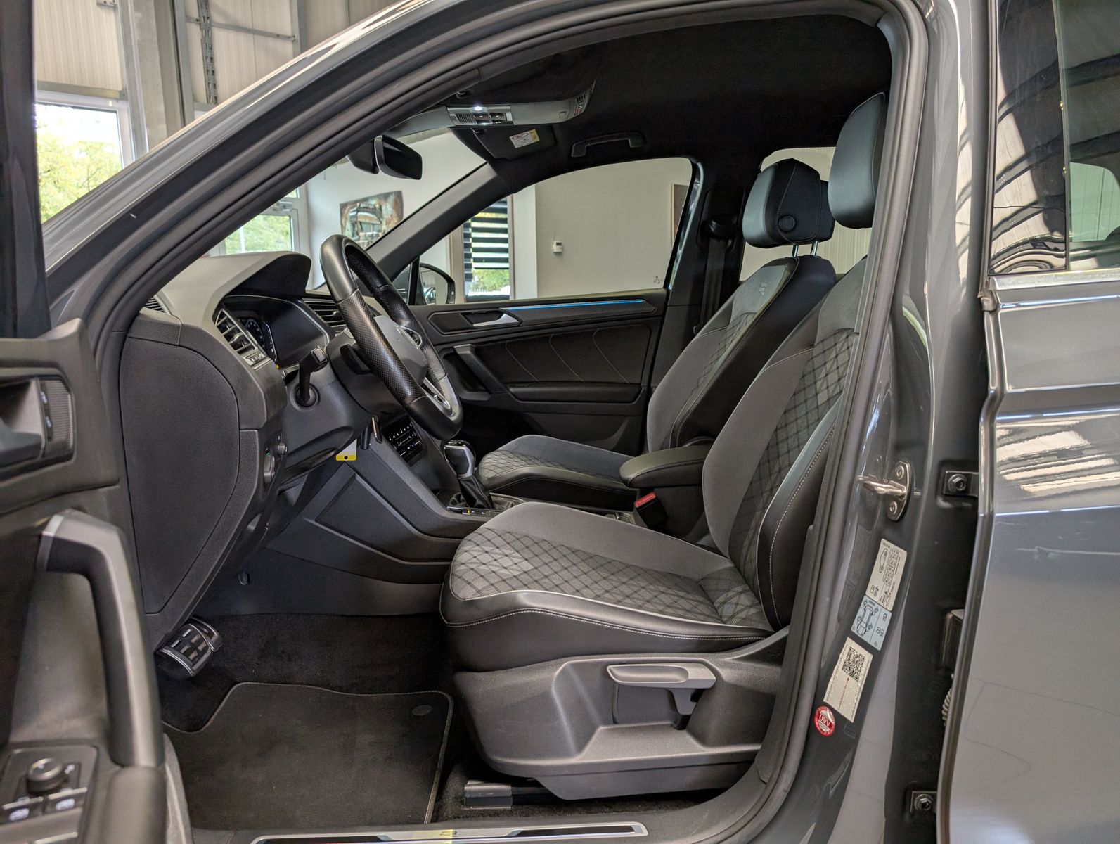 Fahrzeugabbildung Volkswagen Tiguan 2.0TSI R-Line 4M ACC HUD Cam StHz AHK 19"