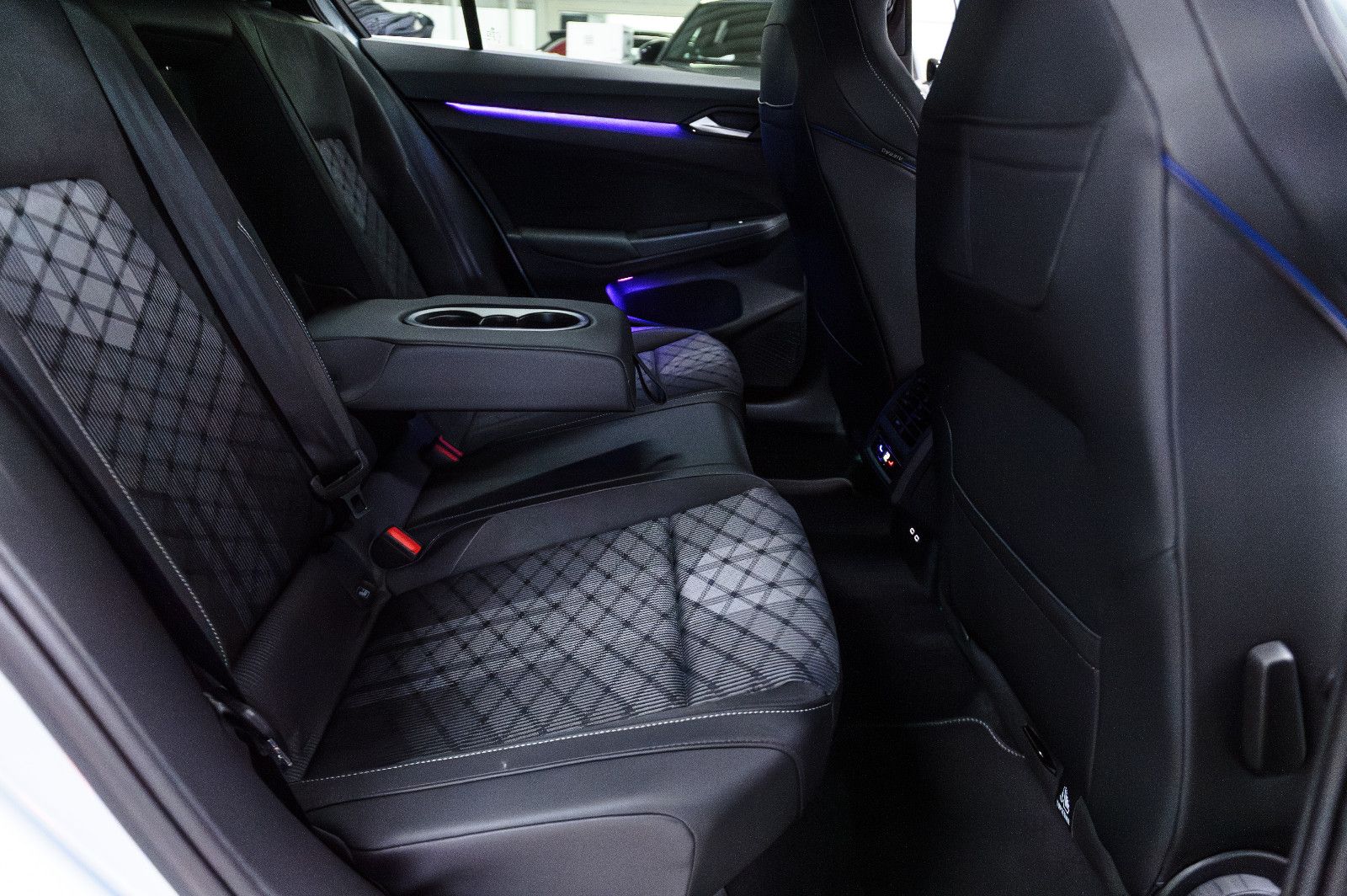 Fahrzeugabbildung Volkswagen Golf VIII 2.0 TDI R-Line IQ-LIGHT+BLACK-STYLE