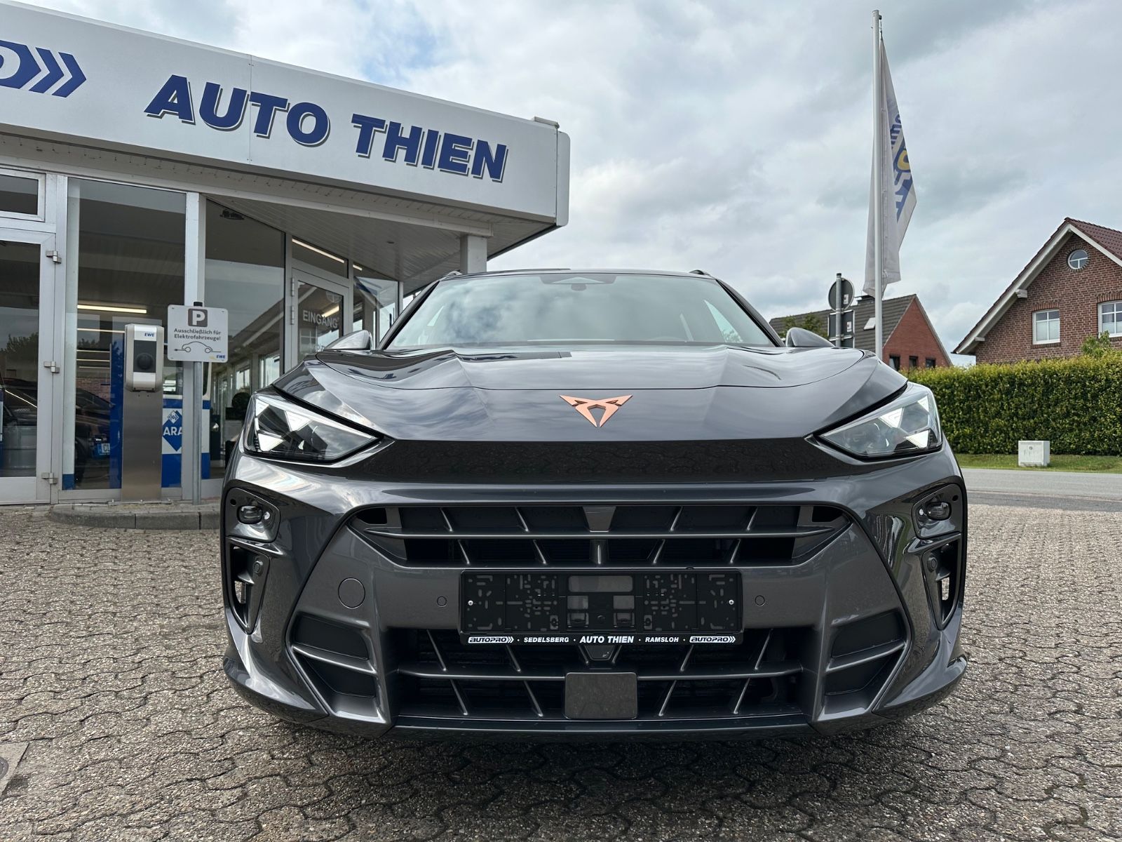 Fahrzeugabbildung CUPRA Terramar 1.5 eTSI DSG AHK/Navi/LED/ACC/SHZG