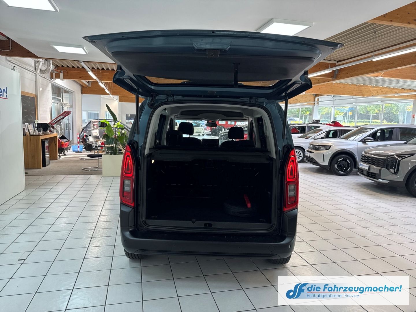 Fahrzeugabbildung Citroën Berlingo Plus Elektromotor M LED Apple CarPlay A