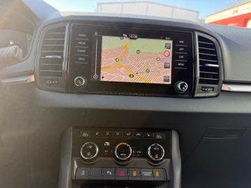 Skoda Karoq Selection+AHK+LED+NAVI+APP+SHZ+LKRHZG+