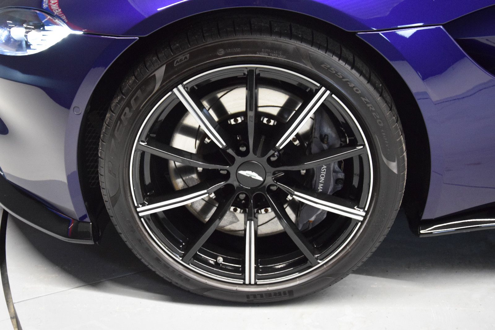 Fahrzeugabbildung Aston Martin V8 Vantage 4.0 V8 02/2027 Garantie