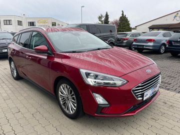 Fahrzeugabbildung Ford Focus Titanium LED, Winterpaket, Verkehrszeiche.