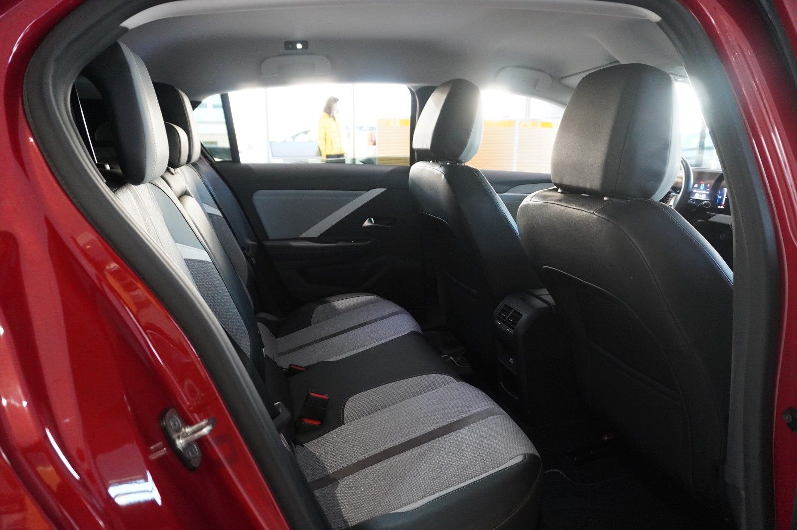 Fahrzeugabbildung Opel Astra L Lim. 1.6 HYBRID ELEGANCE NAVI/KAMERA/AHK