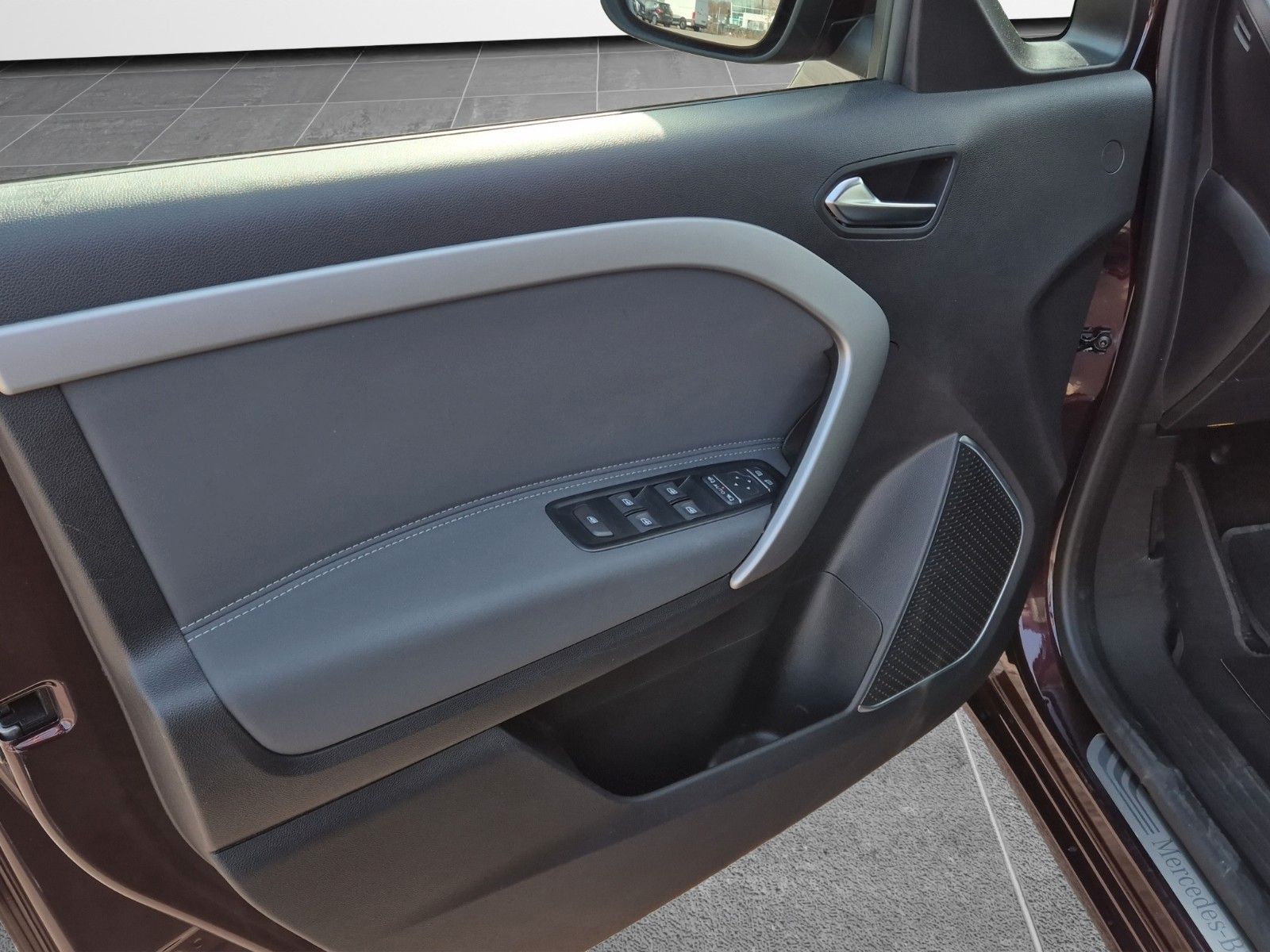 Fahrzeugabbildung Mercedes-Benz T-180 AUTOMATIK KAM LEDER NAVI LED ALLWETTER